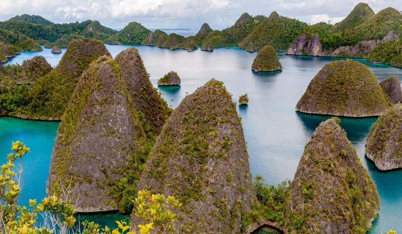 Ada banyak batu unik berdiri ditengah laut